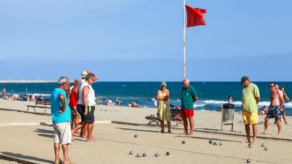 Turistas disfrutan en una playa de Cataluña (Foto: iStock)