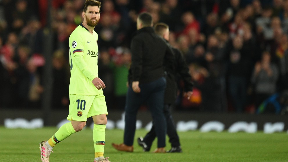 Leo Messi abandona Anfield tras la dolorosa derrota contra el Liverpool. (AFP)