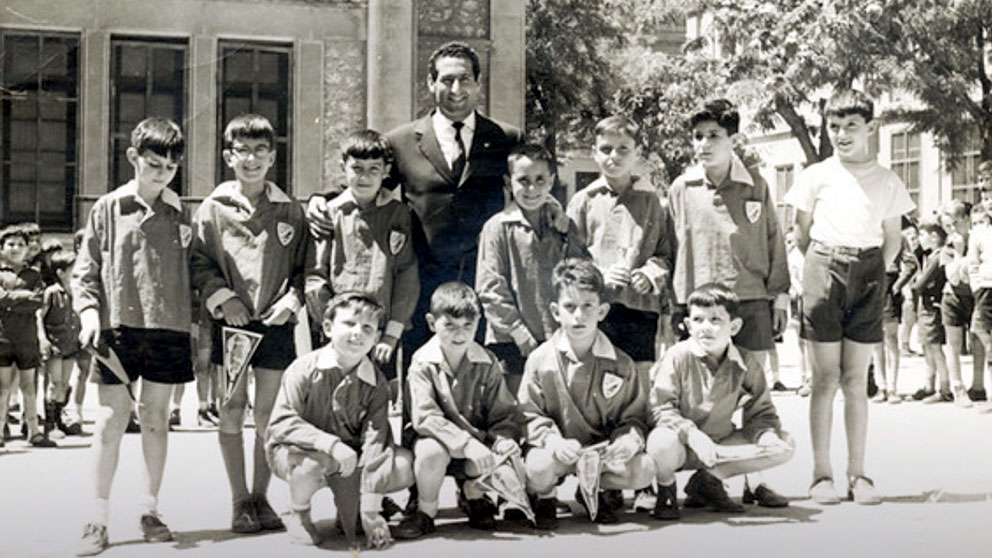 Imagen de Pérez Rubalcaba cuando iba al colegio junto a su profesor.