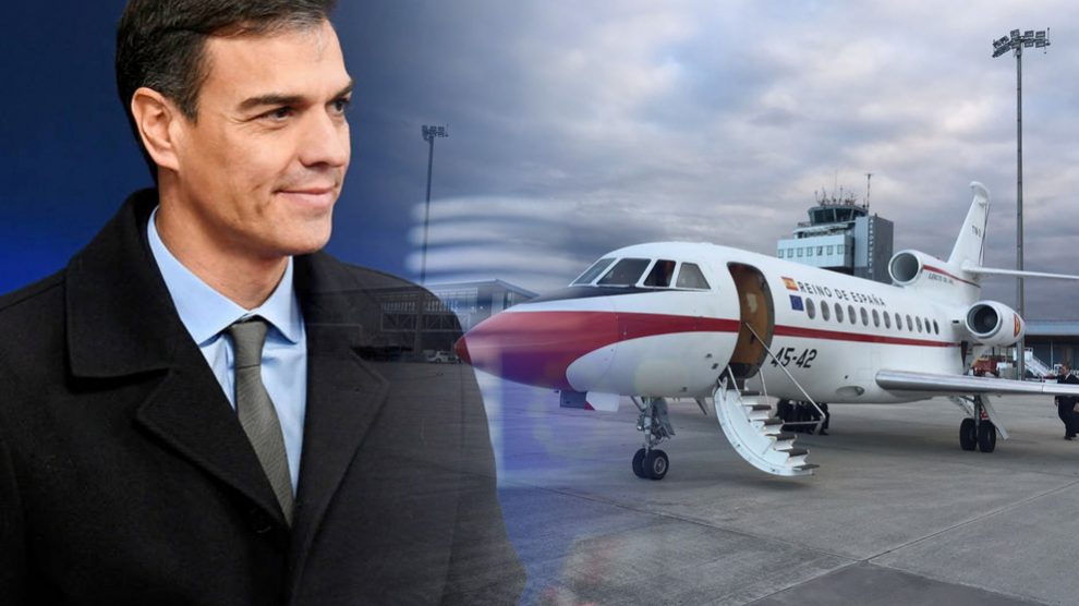 Pedro Sánchez y el Falcon 900B de las Fuerzas Armadas.