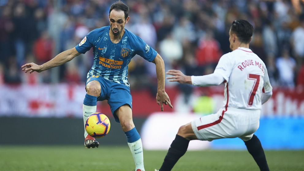 Juanfran Torres y Roque Mesa durante un Sevilla – Atlético de Madrid. (Getty)