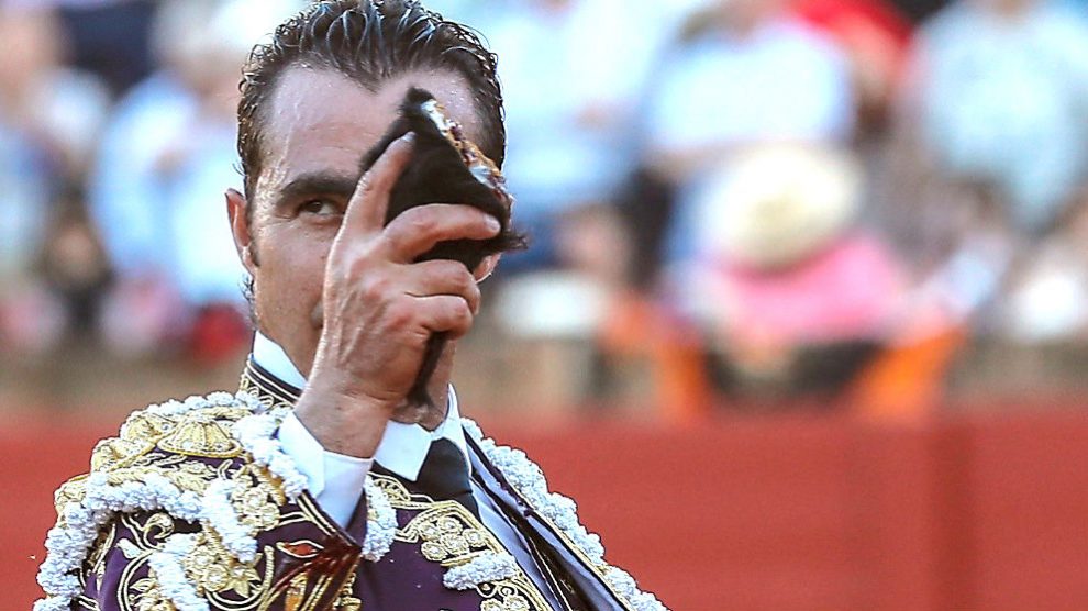 El Fandi corta la oreja cortada a su segundo toro (Foto: EFE).
