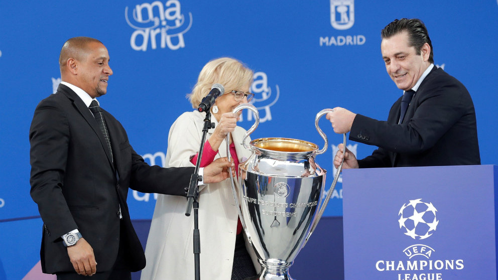 Roberto Carlos, Manuela Carmena y Paulo Futre con la Champions que se entregará en Madrid (EFE)