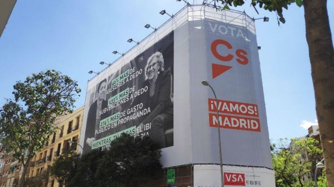 C’s cuelga una lona en Madrid donde arremete contra las contrataciones a dedo de Carmena