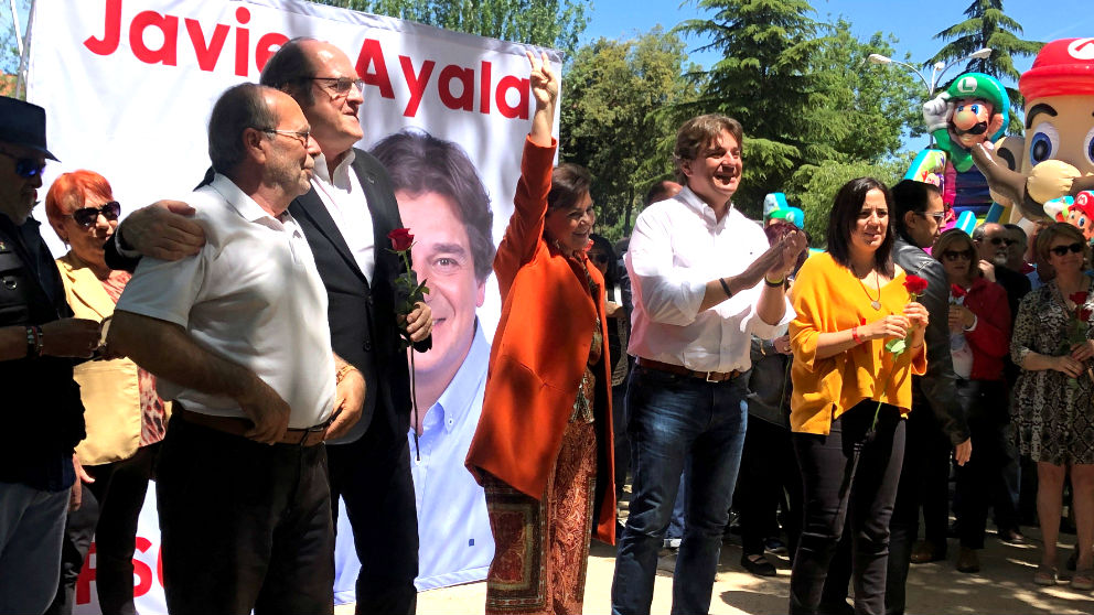 Carmen Calvo y Ángel Gabilondo este domingo en un mitin en Fuenlabrada (Foto: EFE).