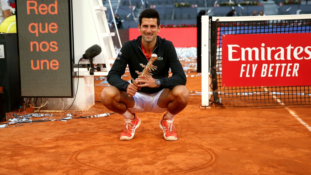 Djokovic, con el trofeo de campeón en Madrid. (Getty)