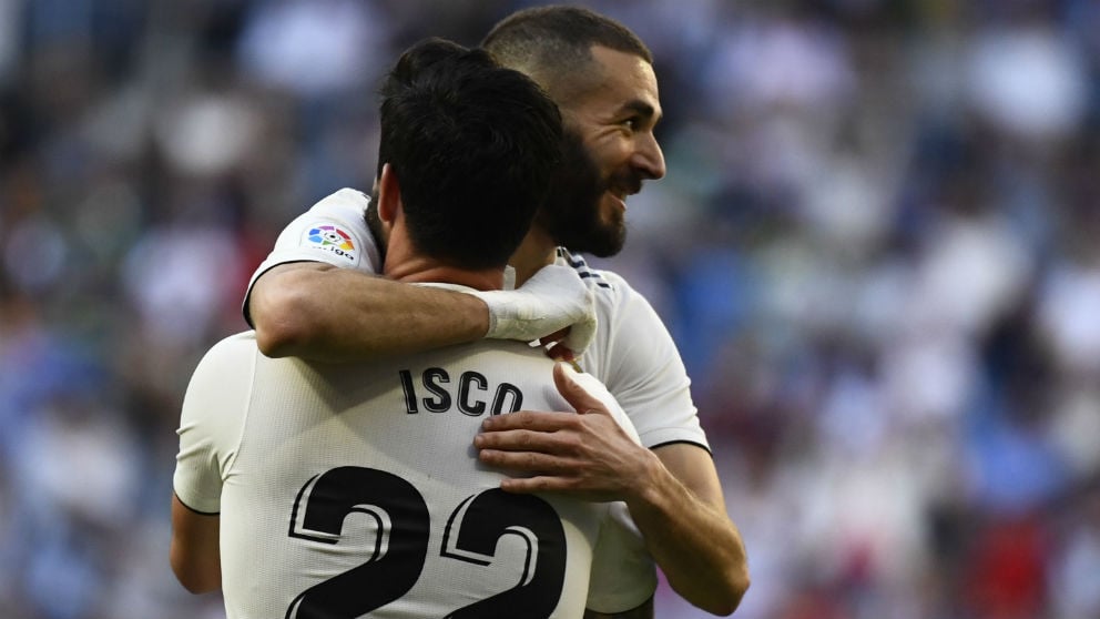 Isco y Benzema se abrazan tras marcar un gol el Real Madrid. (AFP)