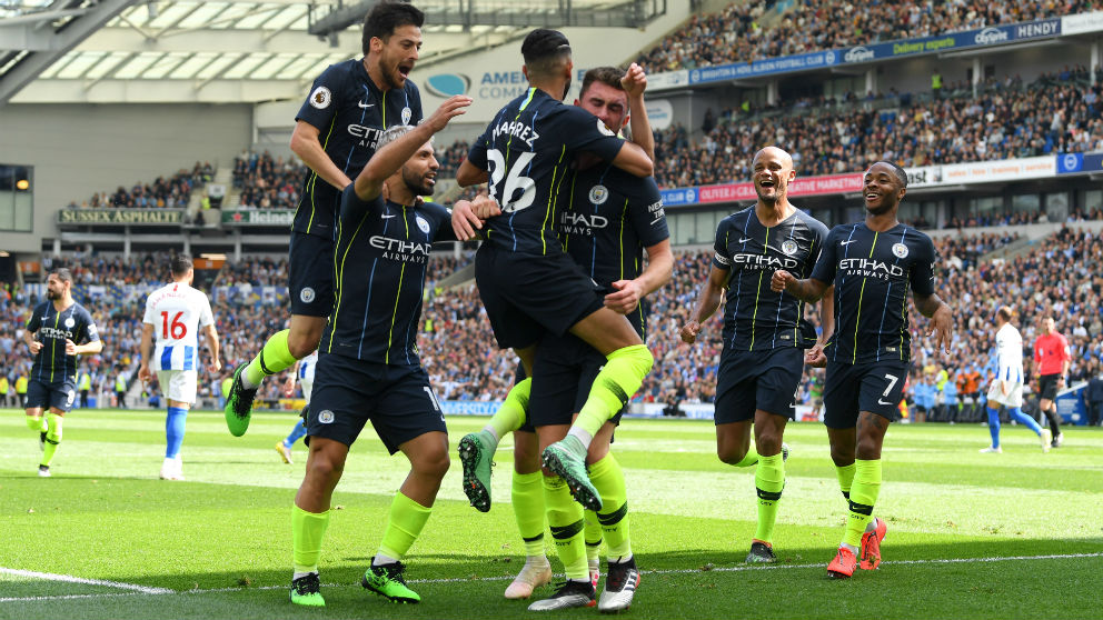Los jugadores del Manchester City celebran el gol de Laporte contra el Brighton.