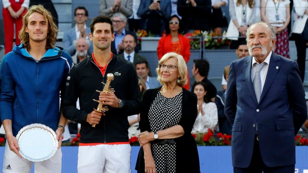Manuela Carmena, junto a Ion Tiriac y finalistas del Mutua Madrid Open. (EFE)
