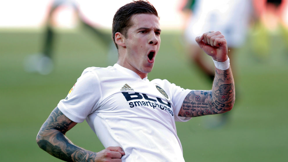 Mina celebra un gol con el Valencia. (EFE)