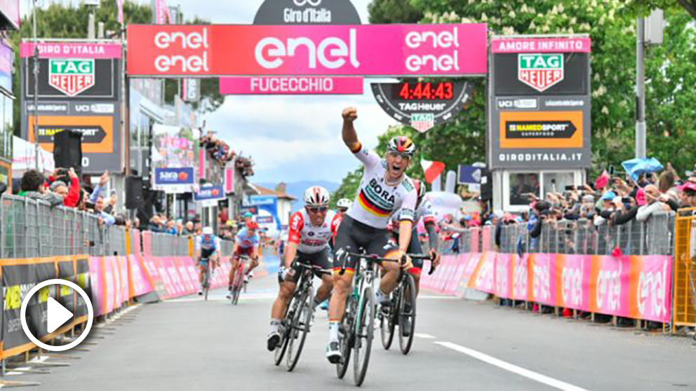 Ackermann levanta el brazo en señal de triunfo en el Giro de Italia.