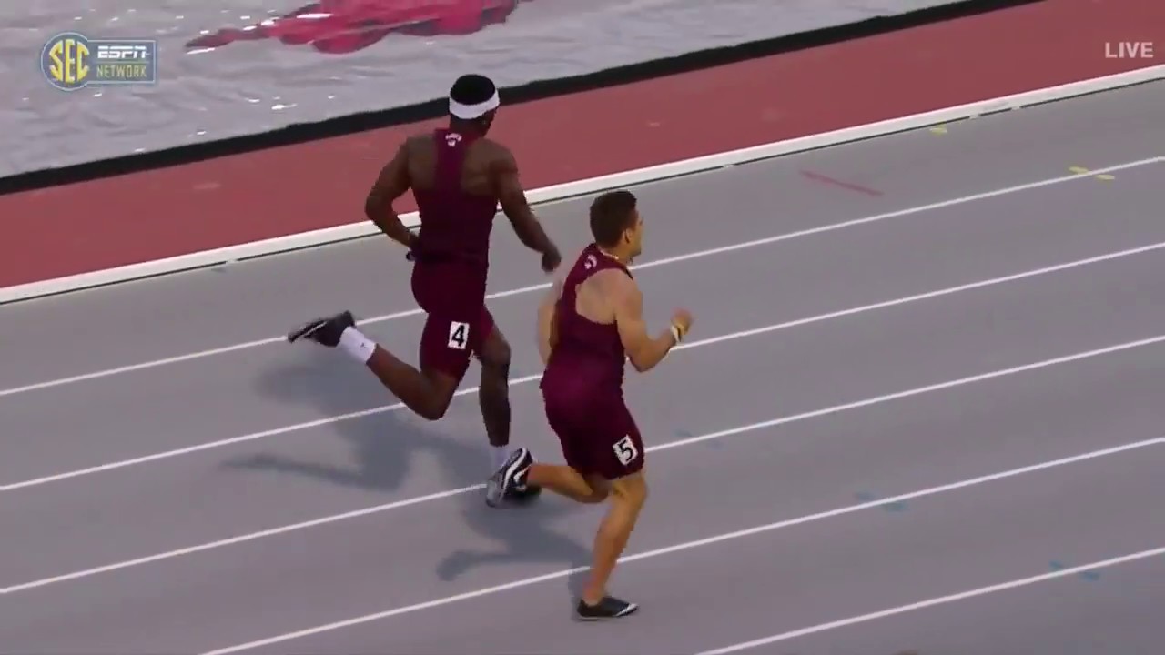 Un atleta se lanza de cabeza y entra en meta a lo Superman para ganar una prueba de 400 metros vallas