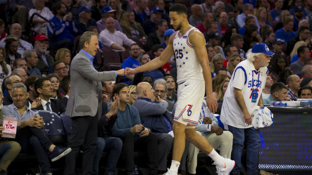 Joshua Harris y Ben Simmons (AFP)