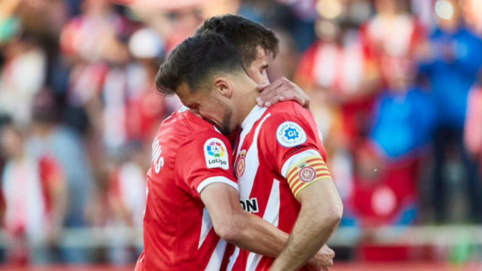 Pere Pons consuela a Granell tras confirmarse el descenso virtual del Girona (@Ppons17)