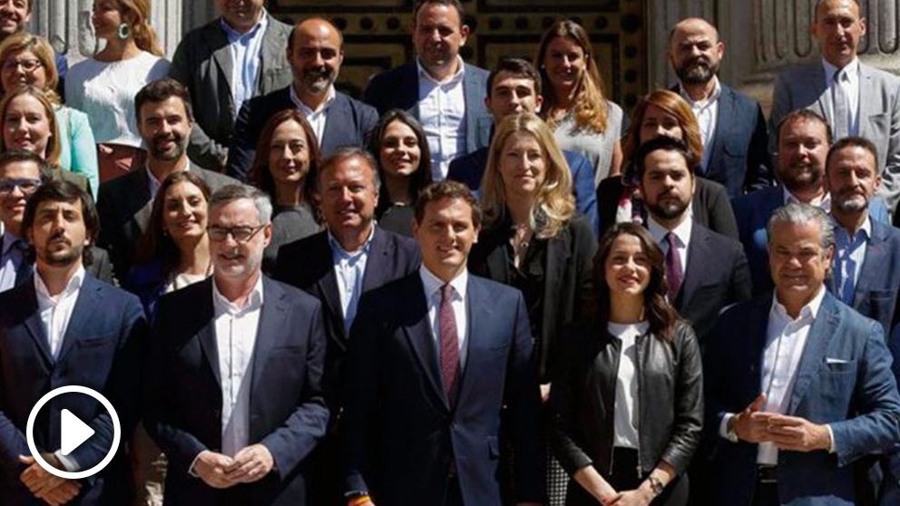 El presidente de Ciudadanos, Albert Rivera (c), el secretario general de la misma formación, José Manuel Villegas (2i), y la portavoz de la Ejecutiva, Inés Arrimadas (2d), posan en la escalinata del Congreso al término de la reunión que el partido ha mantenido este lunes con los diputados electos de su partido. Foto: EFE