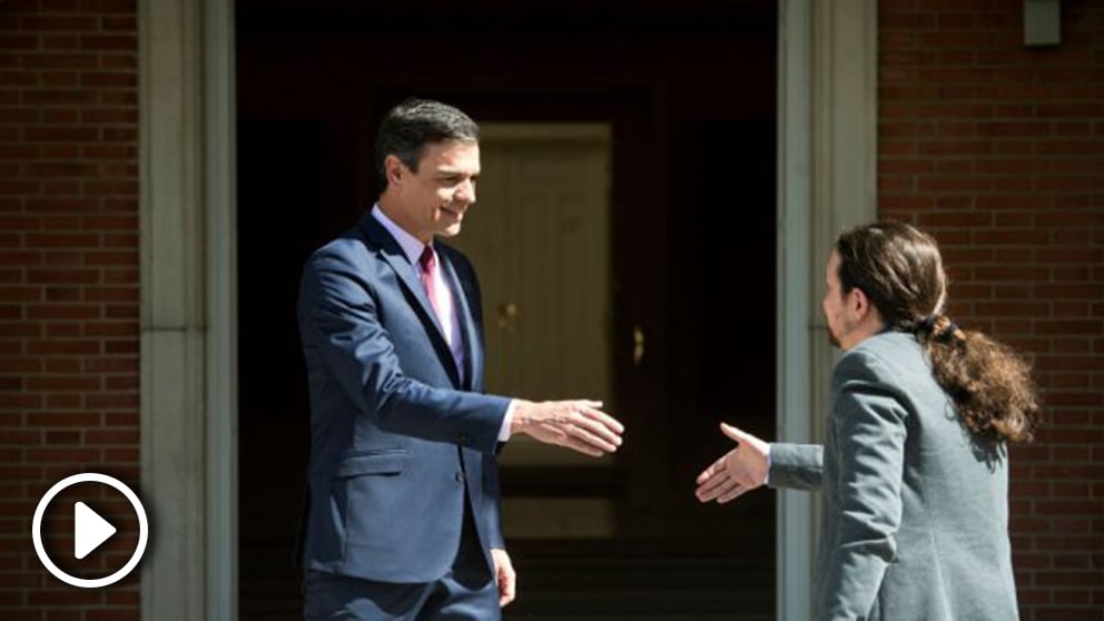 Pedro Sánchez recibe a Pablo Iglesias en La Moncloa.