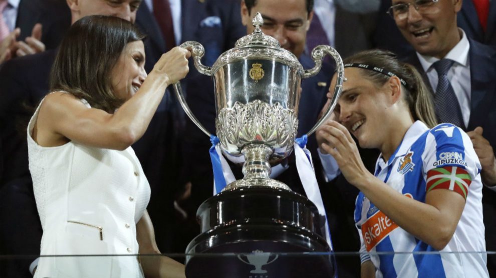 Sandra Ramajo recibe la Copa de manos de la Reina Letizia. (EFE)
