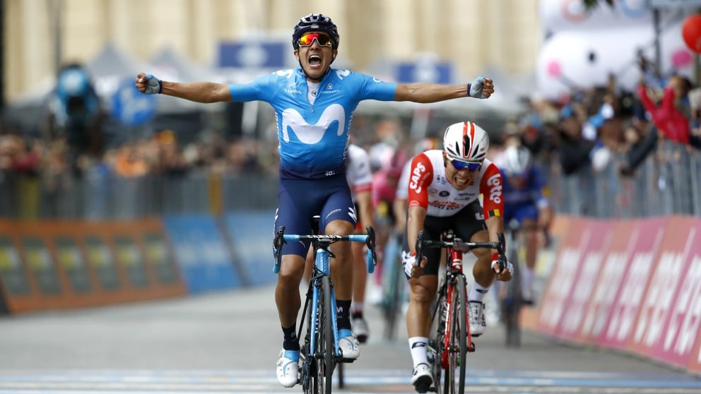 Carapaz levanta los brazos en la cuarta etapa del Giro. (AFP)