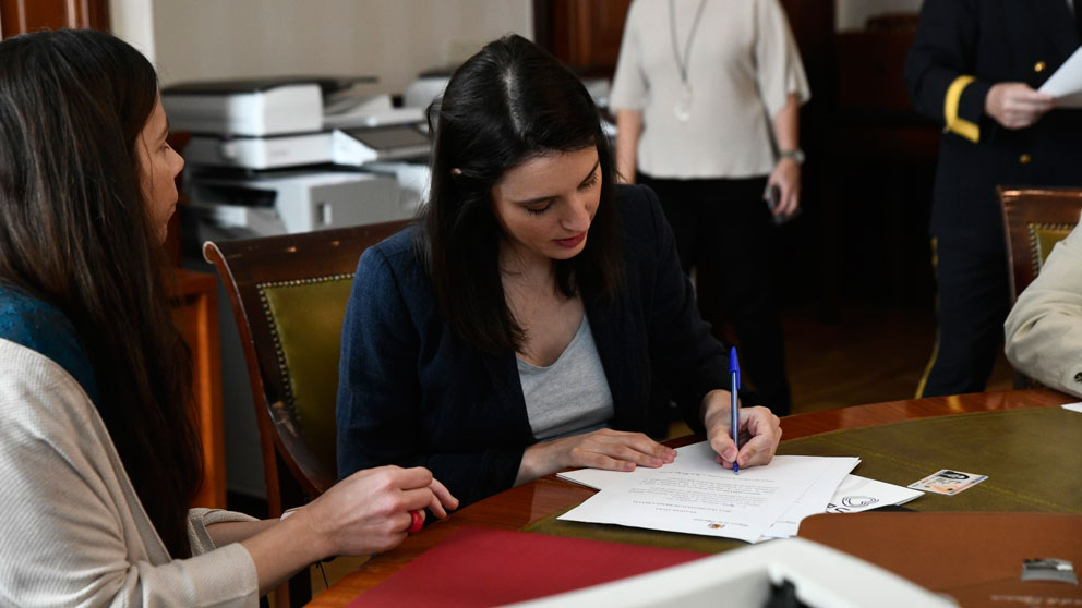 Irene Montero, Podemos, firmando la documentación para acreditarse como diputada tras las elecciones generales del pasado 28-A. Foto: EP