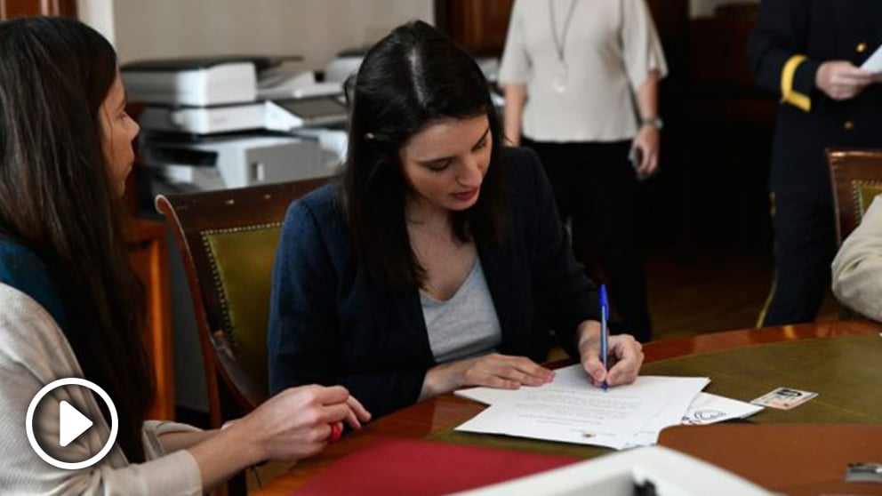 Irene Montero, Podemos, firmando la documentación para acreditarse como diputada tras las elecciones generales del pasado 28-A. Foto: EP