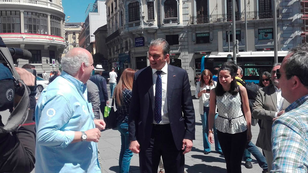 Javier Ortega Smith, candidato de Vox a la alcaldía de Madrid dando un paseo por la capital española. Foto: EP