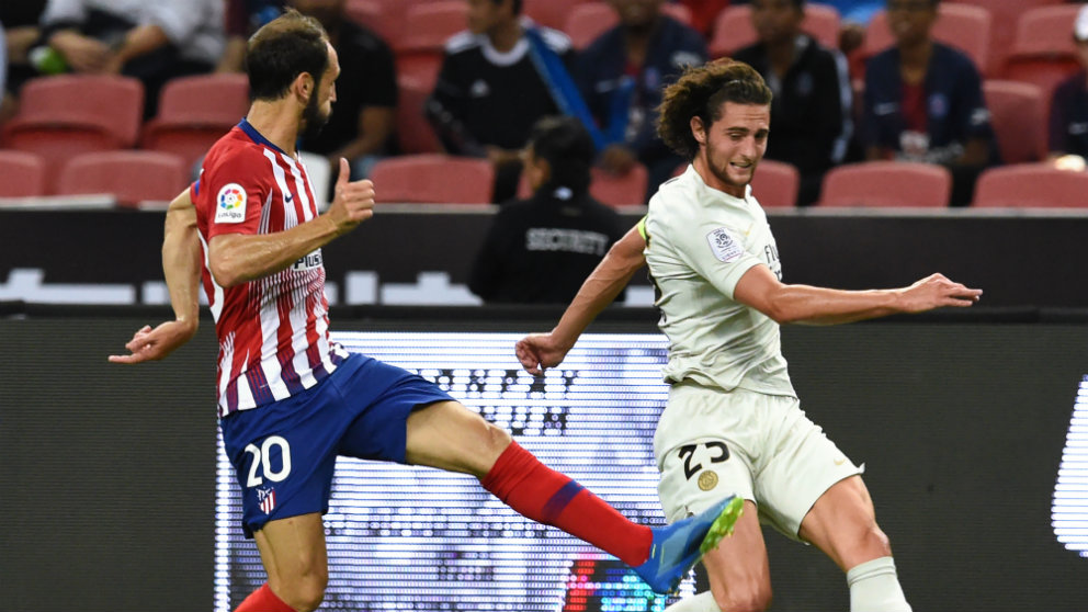 Juanfran Torres ante Rabiot (AFP)