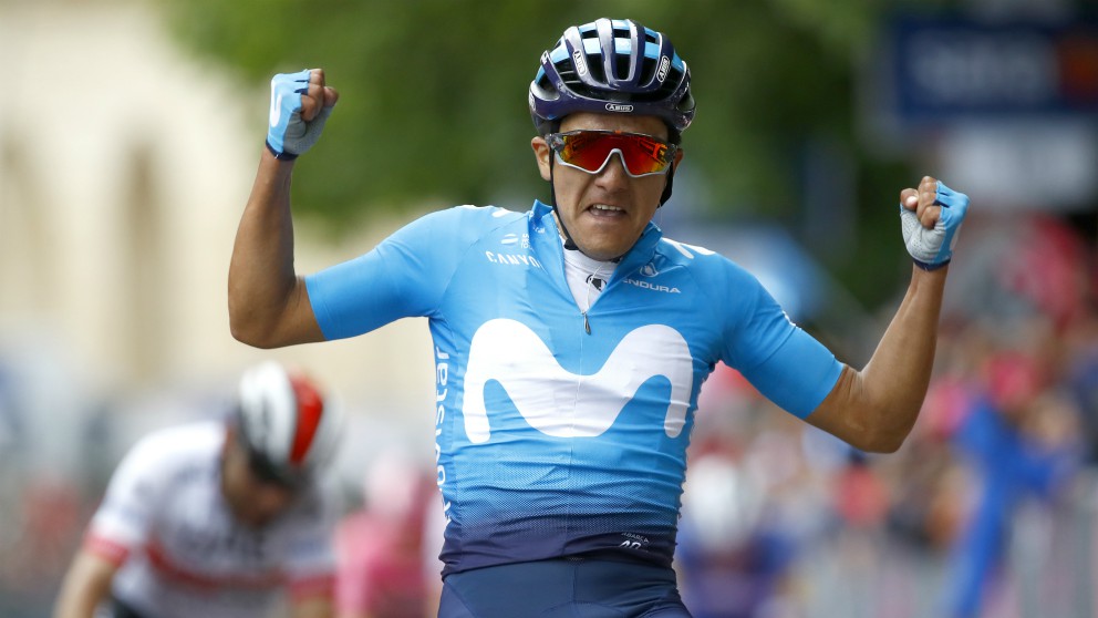 Richard Carapaz celebra el triunfo en el Giro. (AFP)