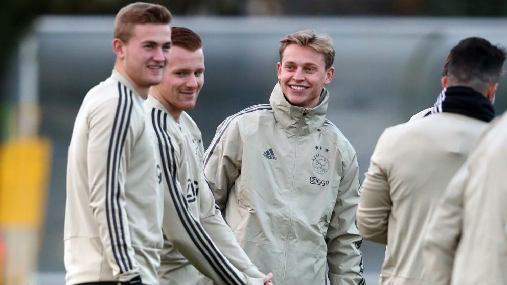 Matthijs De Ligt y Frenkie de Jong en un entrenamiento con el Ajax. (Getty)