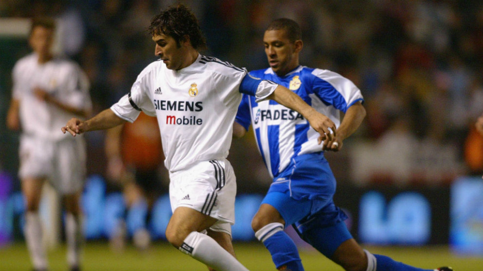 Djalminha con Raúl González durante un Deportivo – Real Madrid (AFP)