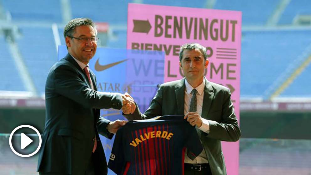 Ernesto Valverde posa junto a Josep María Bartomeu. (EFE)