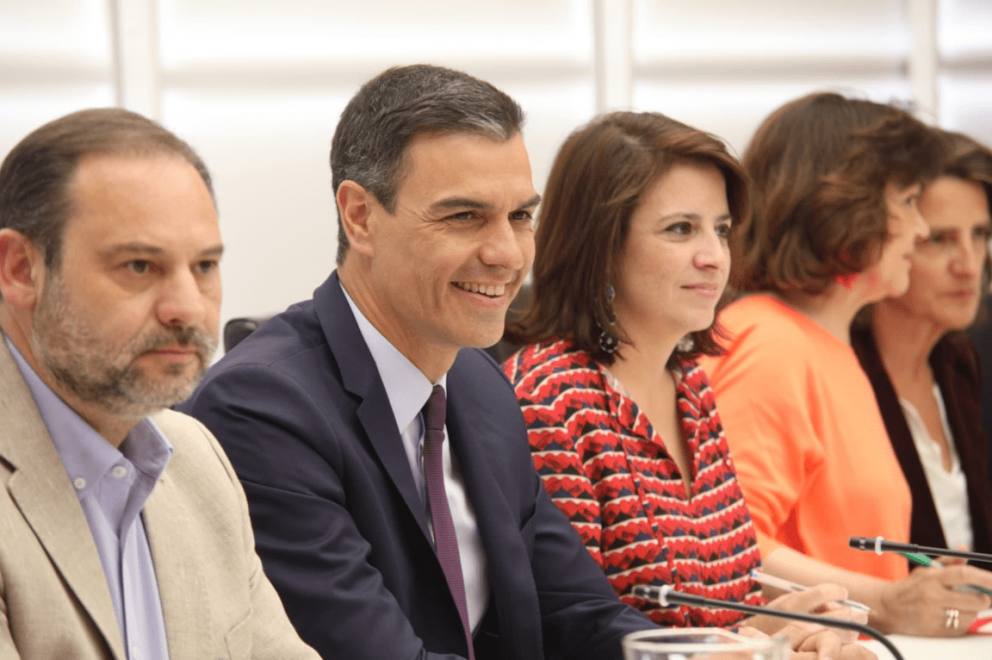 Pedro Sánchez junto a José Luis Ábalos y Adriana Lastra. @Twitter