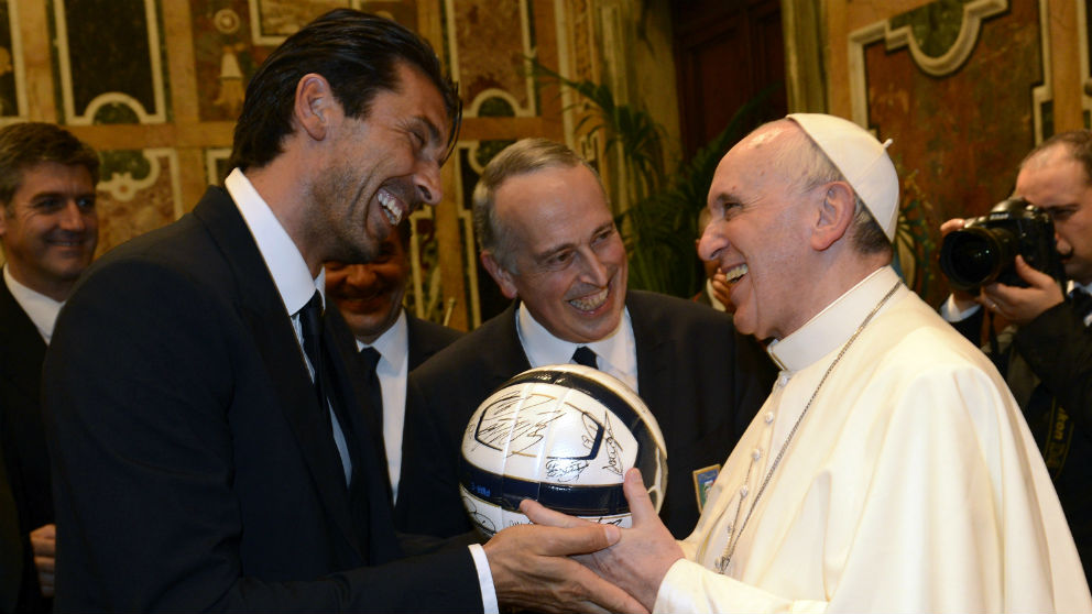 El Papa Francisco junto a Buffon. (Getty)