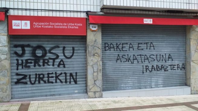 Atacan la sede del PSOE en Vizcaya con pintadas de apoyo al etarra Ternera