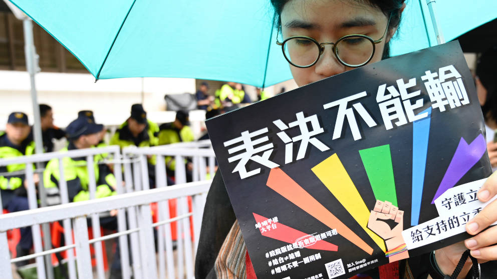 Una manifestante a favor del matrimonio homosexual a las puertas del parlamento de Taiwan