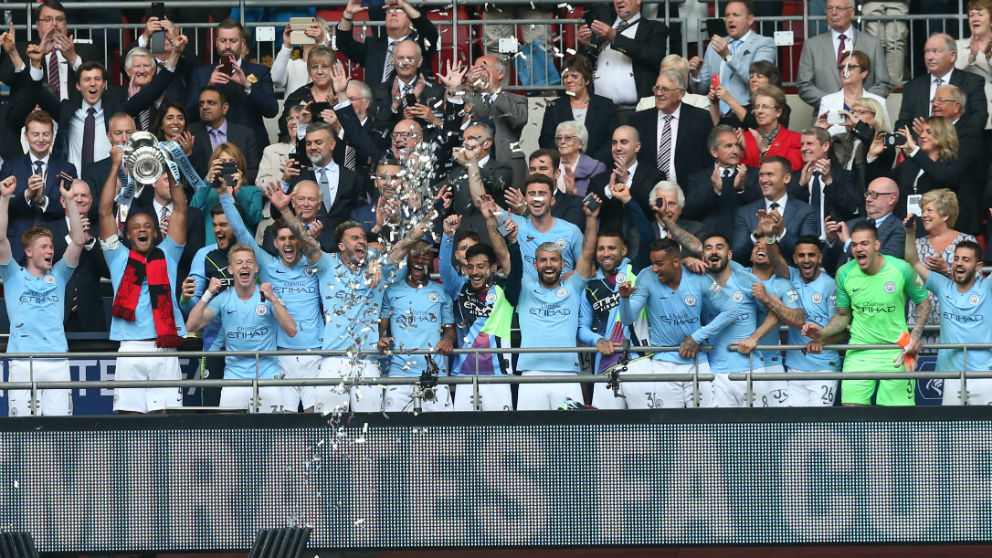 Los jugadores del Manchester City de Guardiola levantan la FA Cup. (Getty)