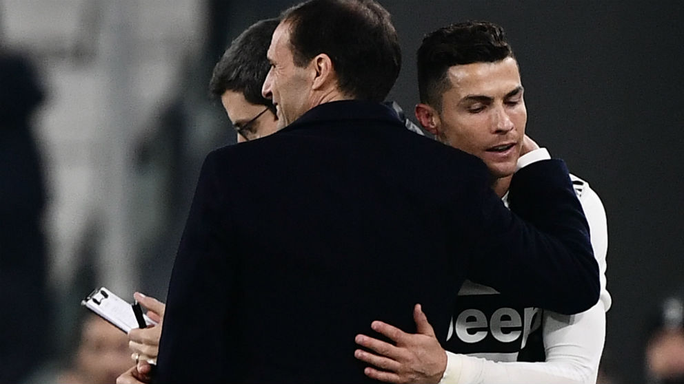 Cristiano Ronaldo se abraza a Massimiliano Allegri. (AFP)