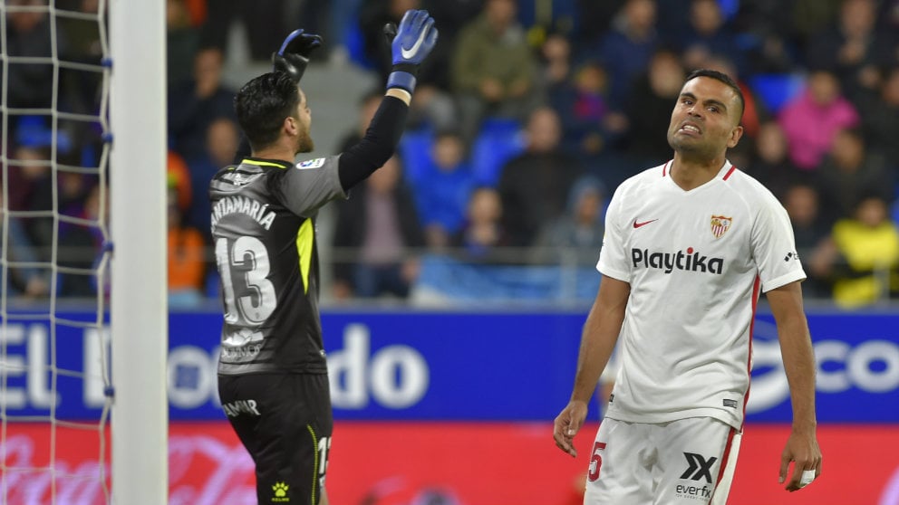 Gabriel Mercado en un partido ante el Huesca (AFP)