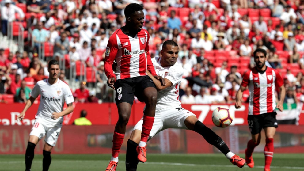 Iñaki Williams ante el Sevilla en el Sánchez Pizjuán (EFE)