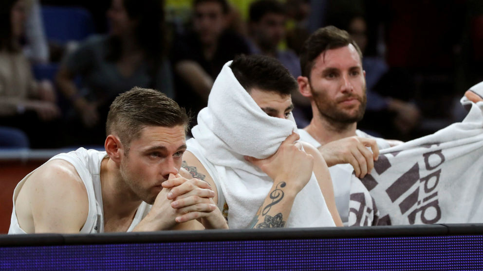 Los jugadores del Real Madrid se lamentan en el banquillo del Buesa Arena. (EFE)