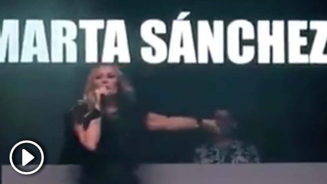 Los separatistas obligan a tomatazos a suspender el concierto de Marta Sánchez en Badalona
