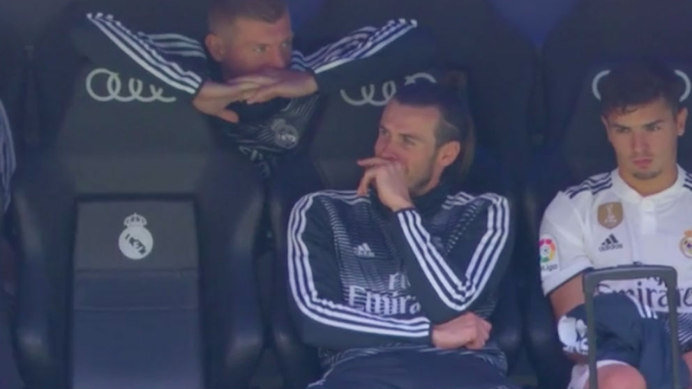 Bale y Kroos bromean en el banquillo.