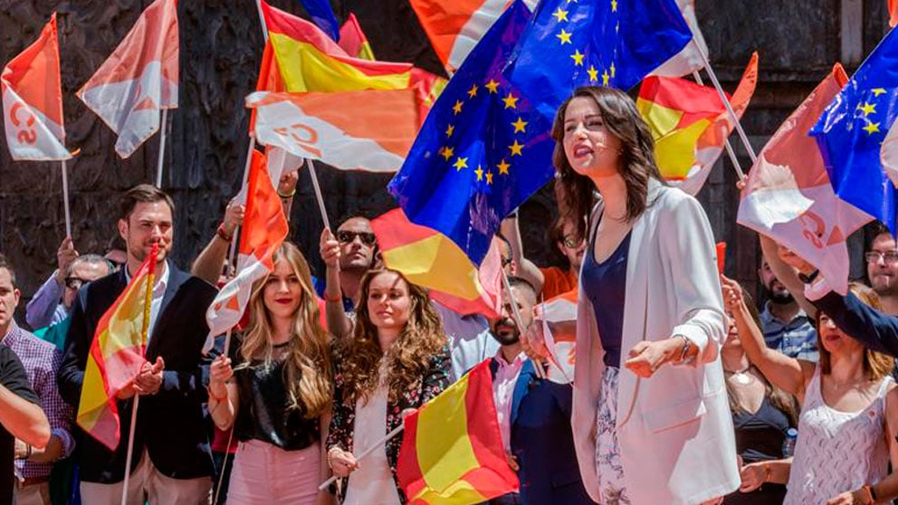 La portavoz nacional de Ciudadanos, Inés Arrimadas, durante su intervención en el acto de campaña celebrado en la Plaza del Cardenal Belluga junto a los candidatos a la alcaldía y comunidad de Murcia. Foto: EFE