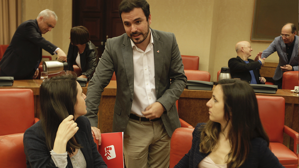 Alberto Garzón junto con las ministras de Podemos Irene Montero e Ione Belarra (Foto: Francisco Toledo).