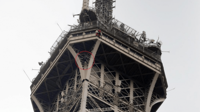 Cierran la Torre Eiffel hasta nueva orden tras descubrir a un hombre escalándola