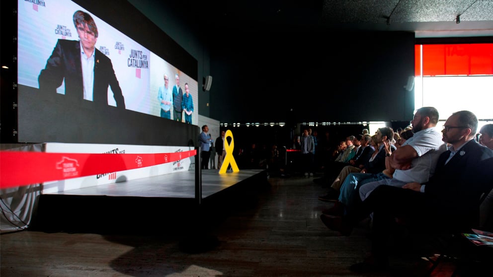 Diatriba de Puigdemont por videoconferencia ante sus seguidores (Foto: EFE)