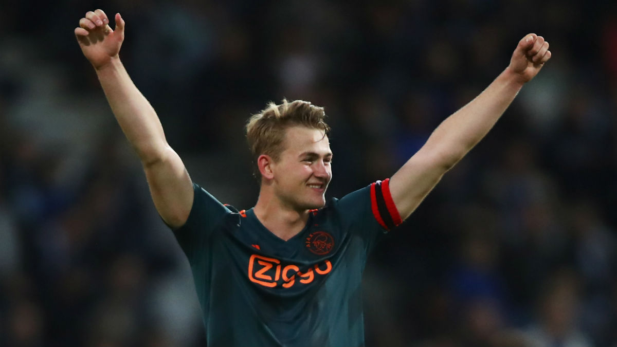 Matthijs de Ligt celebra el título de Liga ganado por el Ajax (Getty).