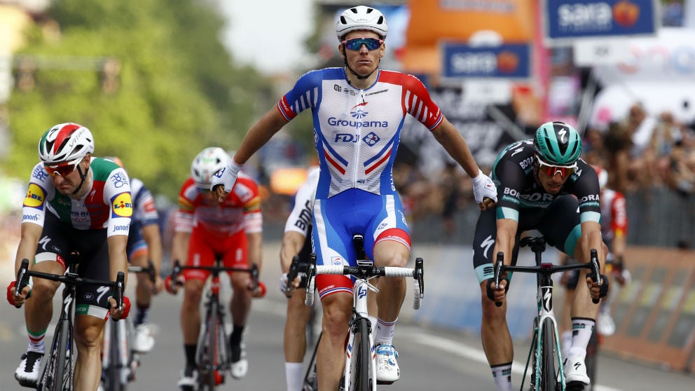 Démare celebra su triunfo en el Giro de Italia. (AFP)