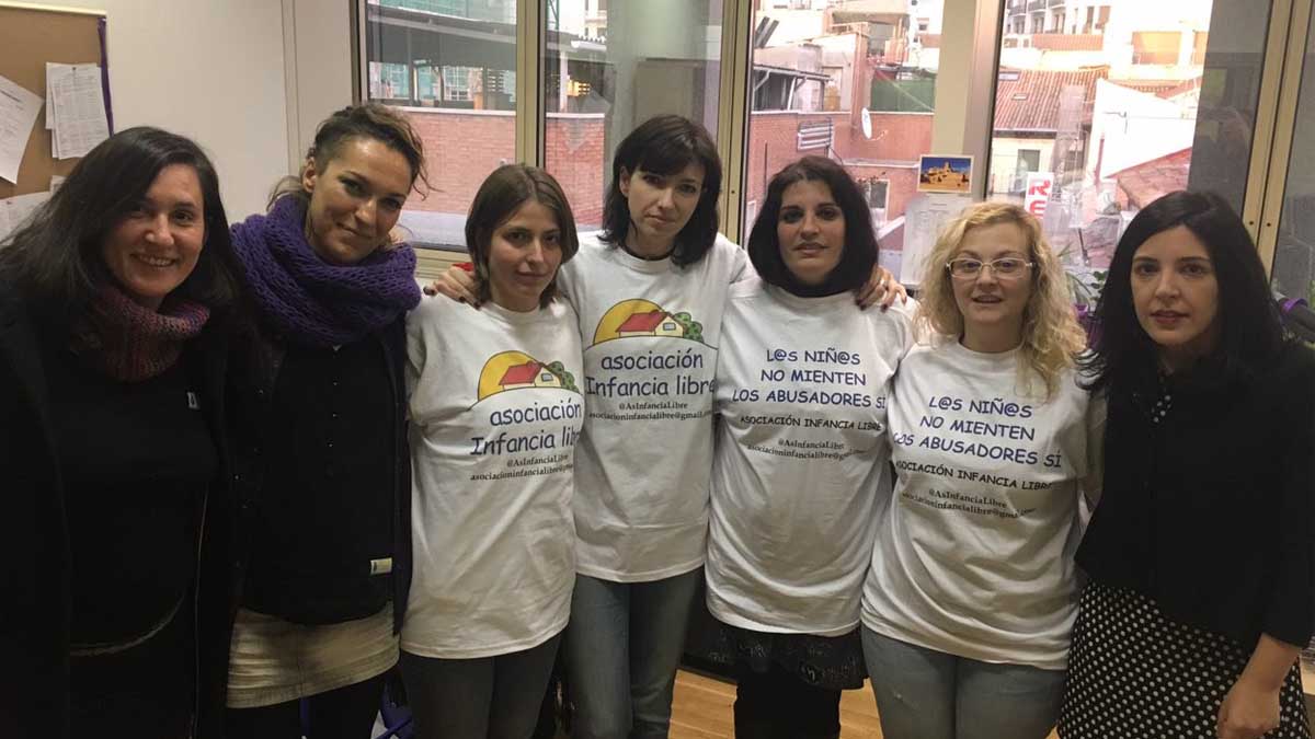 Integrantes de la asociación Infancia Libre, con Podemos en el Senado.