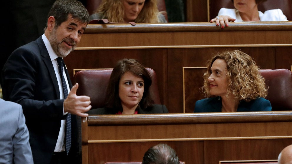 Meritxell Batet conversa co Jordi Sànchez. Foto: EFE