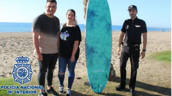 U agente de policía que practicaba surf rescata con su tabla a una pareja arrastrada mar adentro